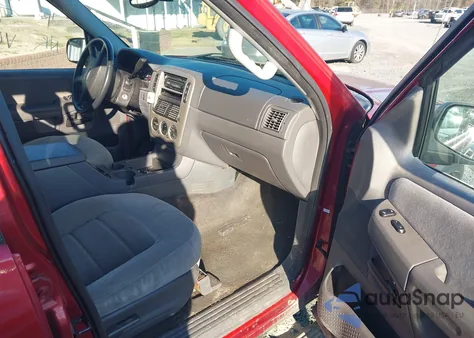 2005 Ford Explorer Xlt/Xlt Sport z USA, uszkodzony, nr VIN 1FMZU73K35UA24497